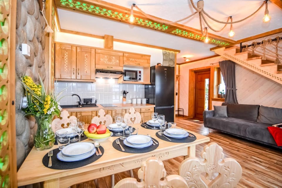 Kitchen or kitchenette, Living room, Seating area, Dining area