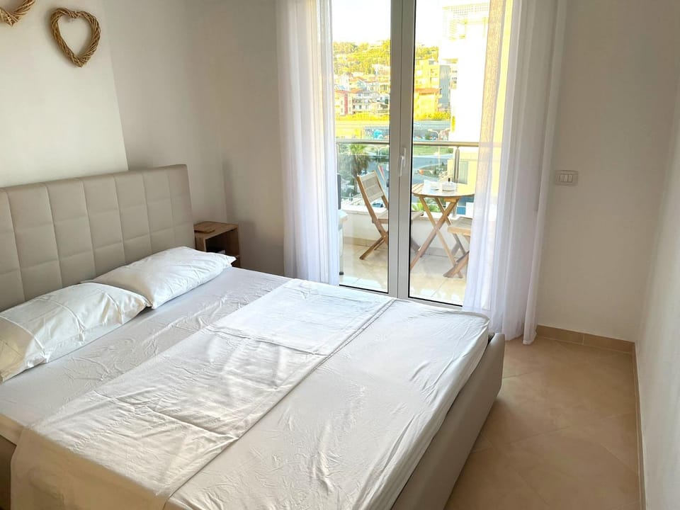 Bed, Balcony/Terrace, Bedroom
