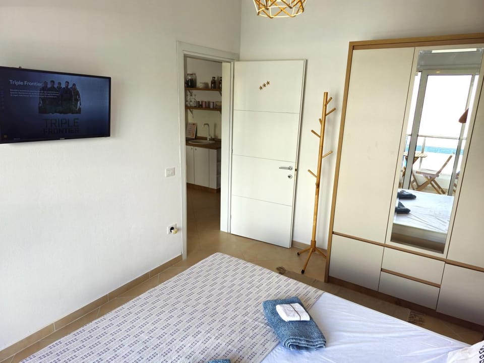 Bed, TV and multimedia, Bedroom, towels
