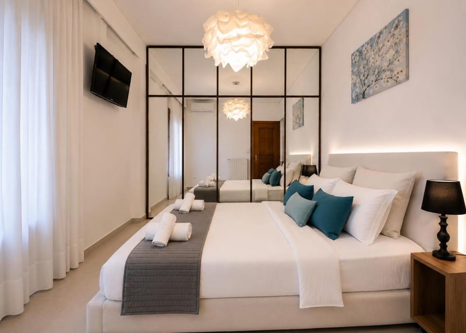 Bed, TV and multimedia, Photo of the whole room, Bedroom, towels