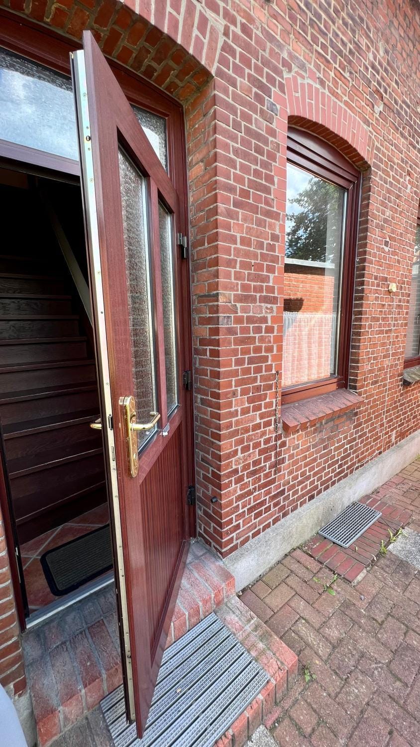 Property building, Facade/entrance, Day