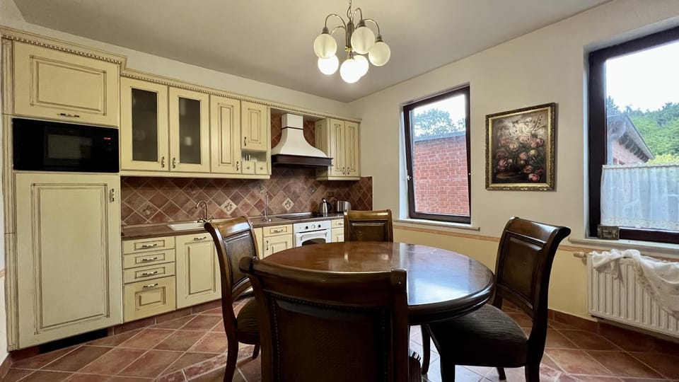 Kitchen or kitchenette, Dining area, minibar, pet friendly, stove