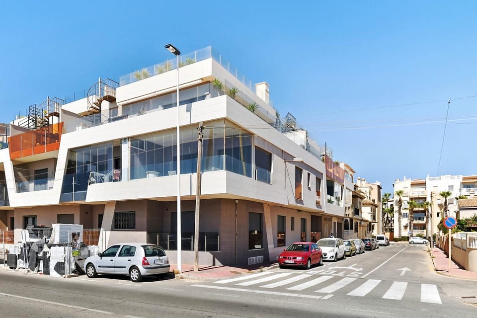 Property building, Day, Neighbourhood, City view, Street view, Location, Parking