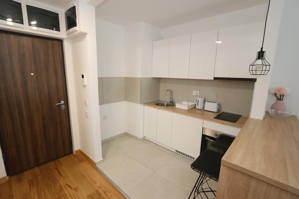 Restaurant/places to eat, Kitchen or kitchenette