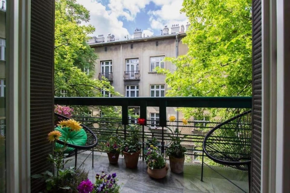 Spacious 3BR apartment with AC in living room, 2 balconies Apartment in Krakow