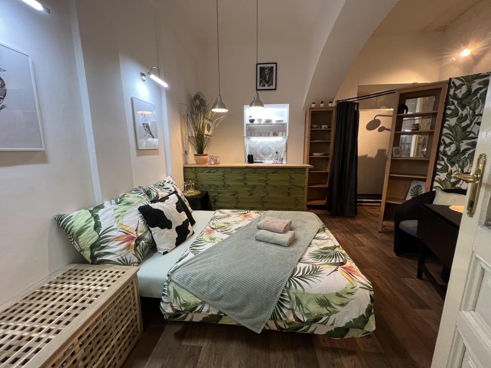 Living room, Photo of the whole room, Bedroom, towels