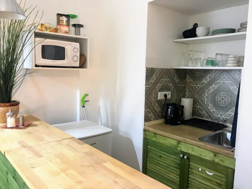 Coffee/tea facilities, Kitchen or kitchenette, stove, toaster