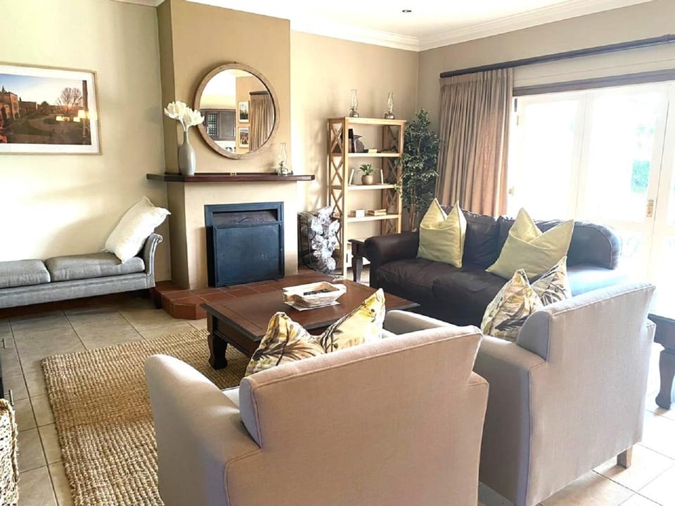 Lounge or bar, fireplace