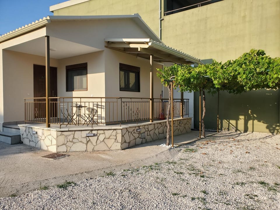 Backyard Apartment House in Lefkada, Lefkada Municipality, Greece