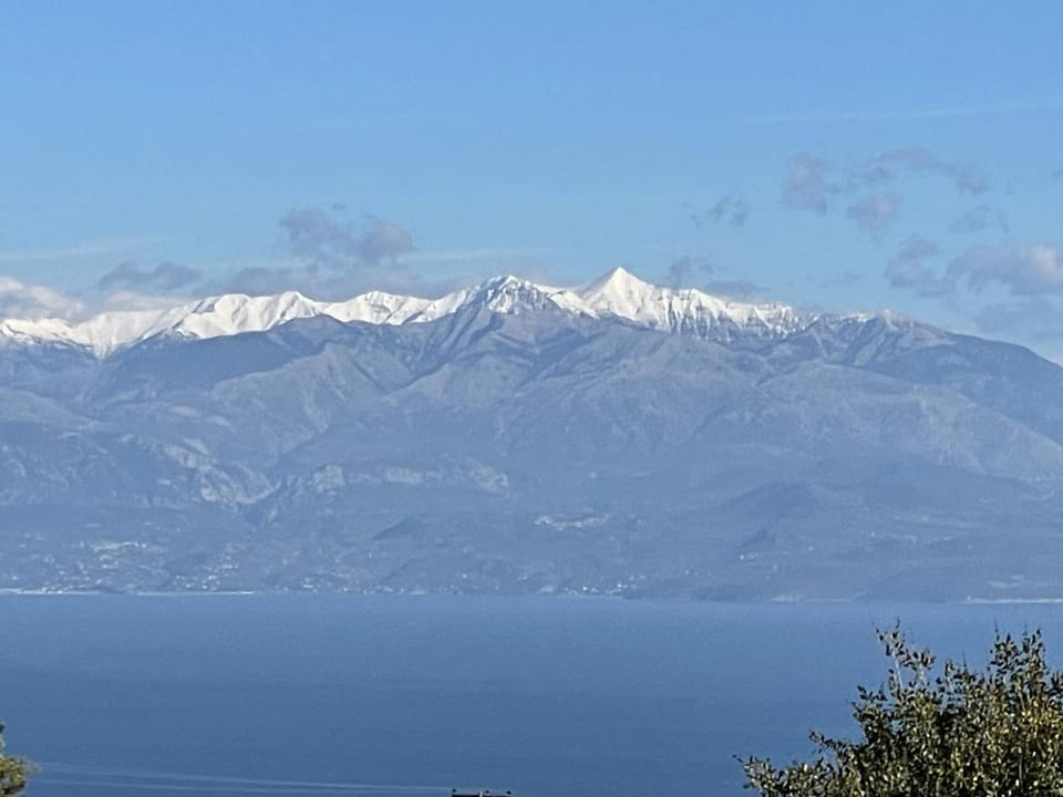 Mountain view, Sea view