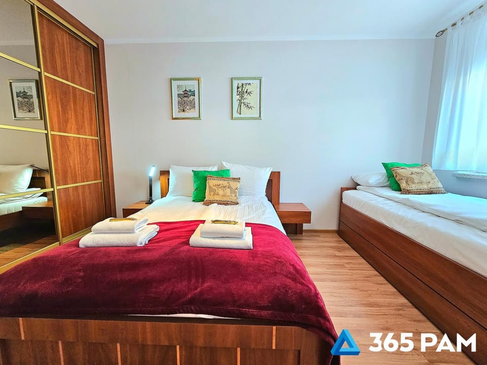 Bed, Photo of the whole room, Bedroom, towels