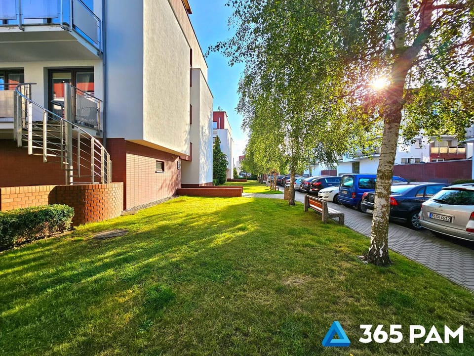 Property building, Spring, Day, Neighbourhood, Natural landscape, Location, Parking