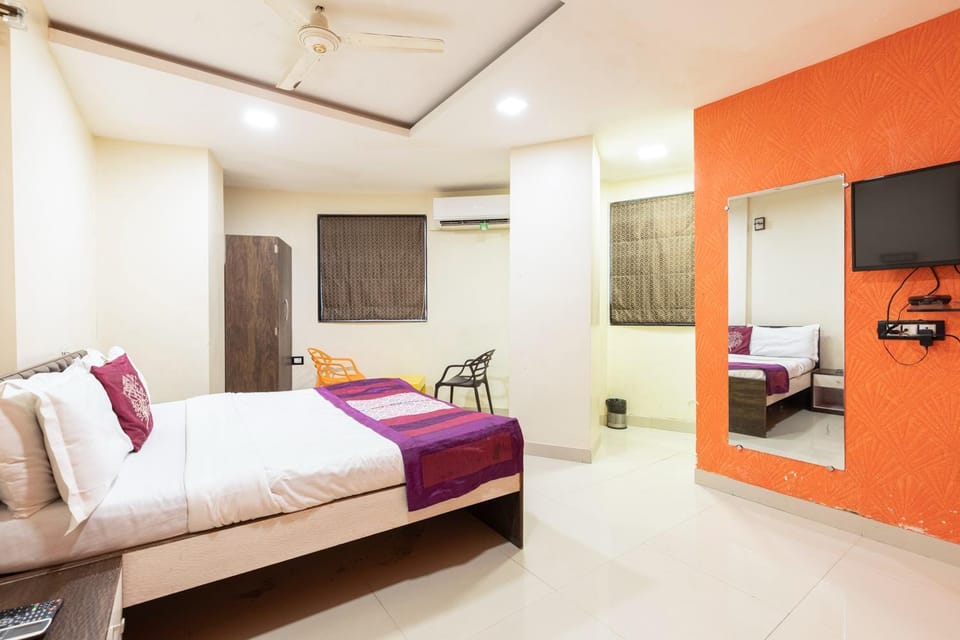 Bed, TV and multimedia, Photo of the whole room, Bedroom