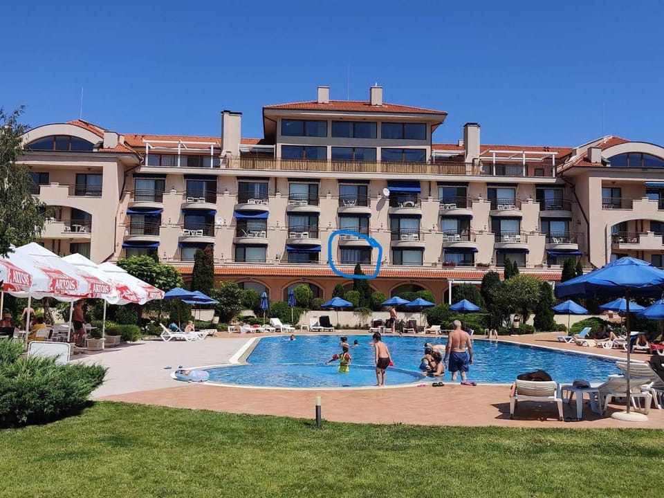 Pool view, Sea view, Location
