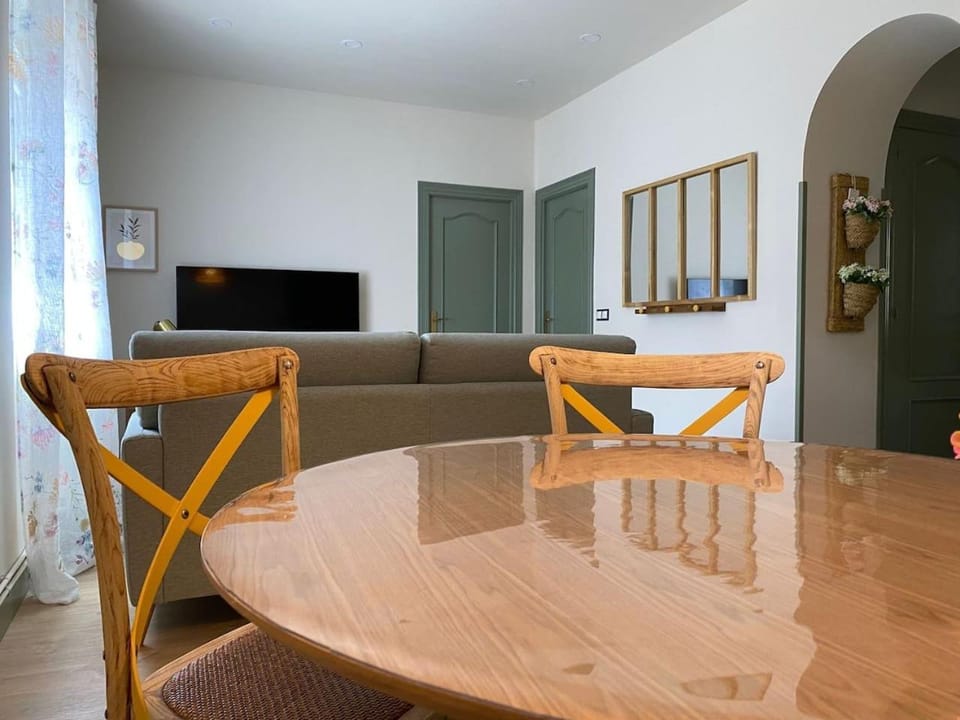 Seating area, Dining area