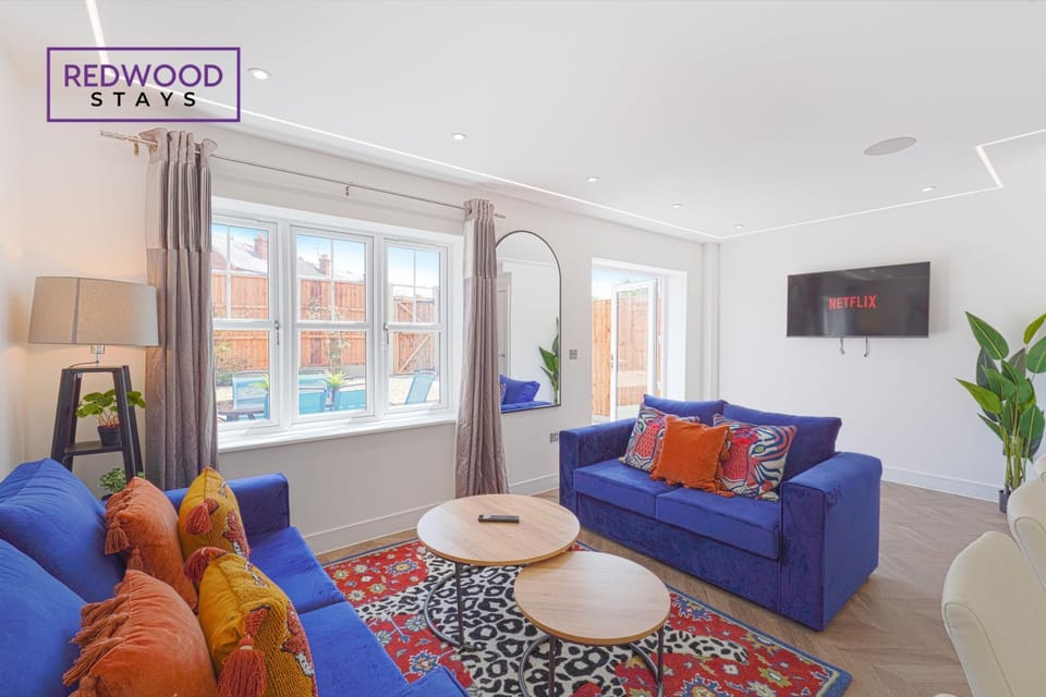 TV and multimedia, Living room, Seating area, Evening entertainment