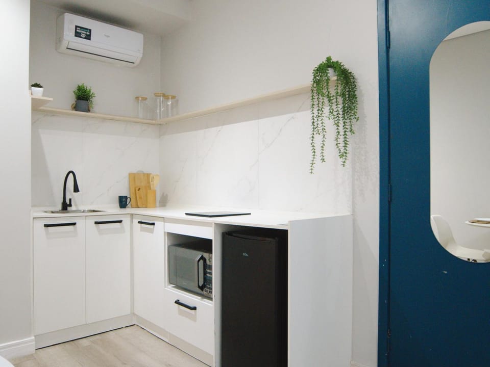 Kitchen or kitchenette, minibar