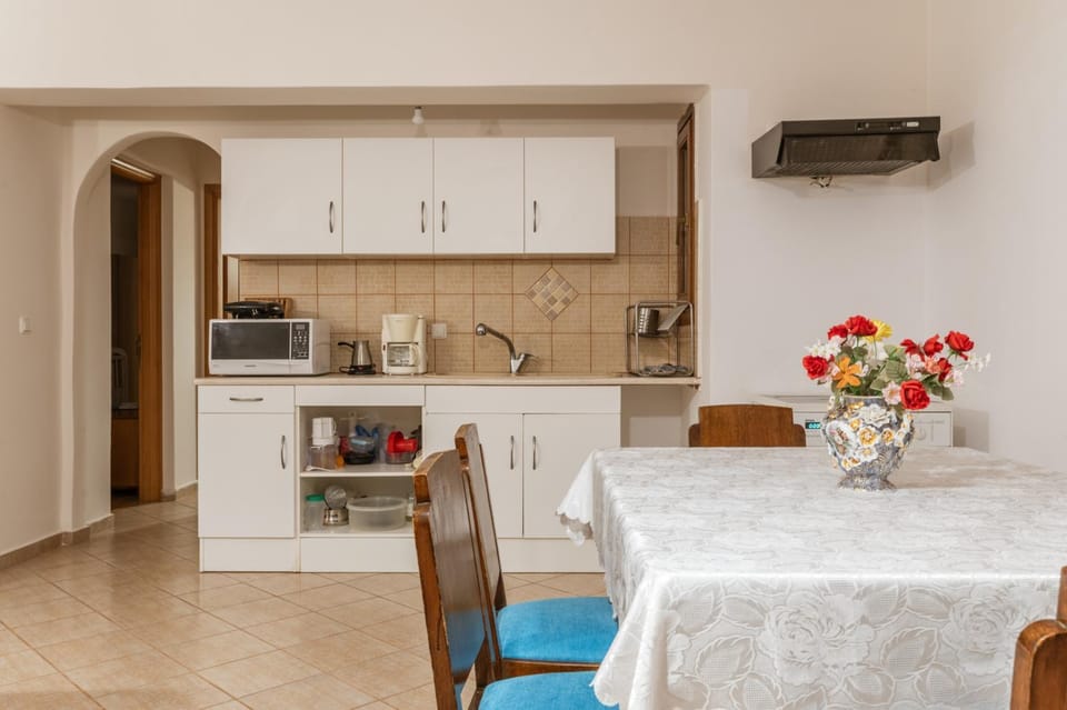 Property building, Kitchen or kitchenette, Living room
