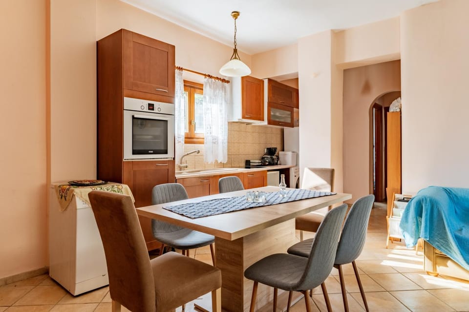 Property building, Kitchen or kitchenette, Living room