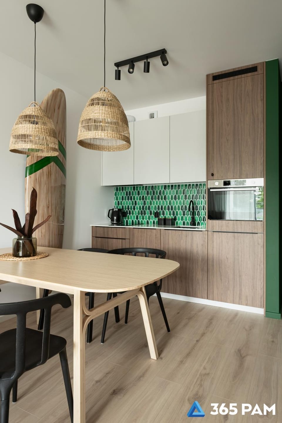 Kitchen or kitchenette, Dining area