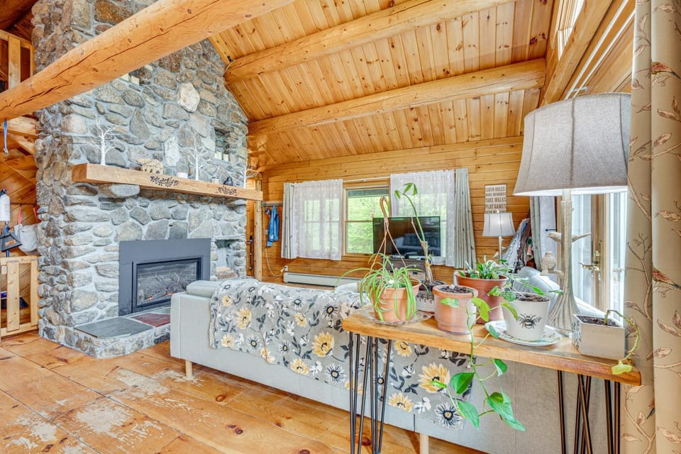 Alexandria Cabin w/ Patio, Grill & Deck Cabin in Alexandria