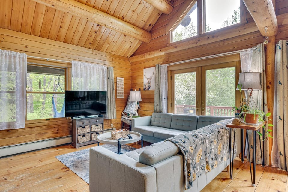 Alexandria Cabin w/ Patio, Grill & Deck Cabin in Alexandria