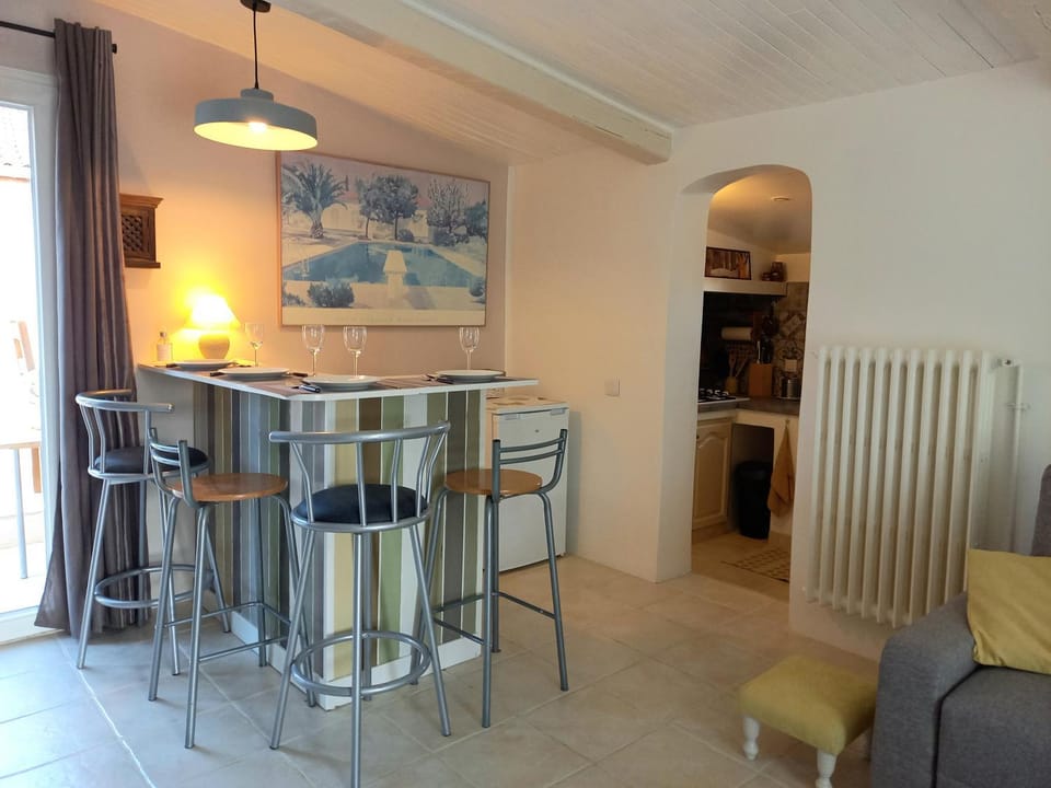 Lounge or bar, fireplace