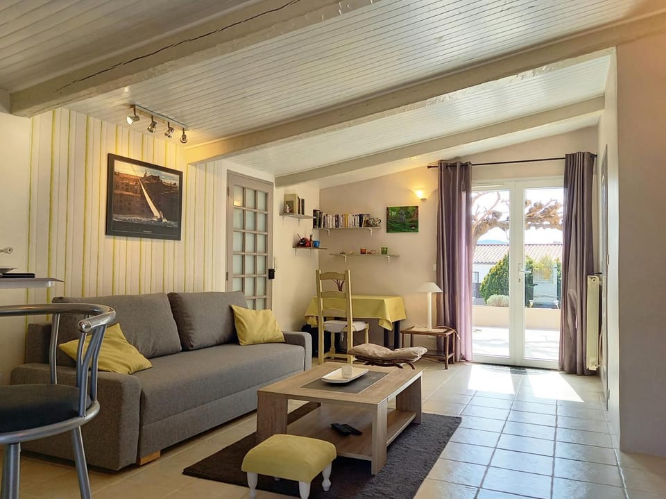 Living room, fireplace