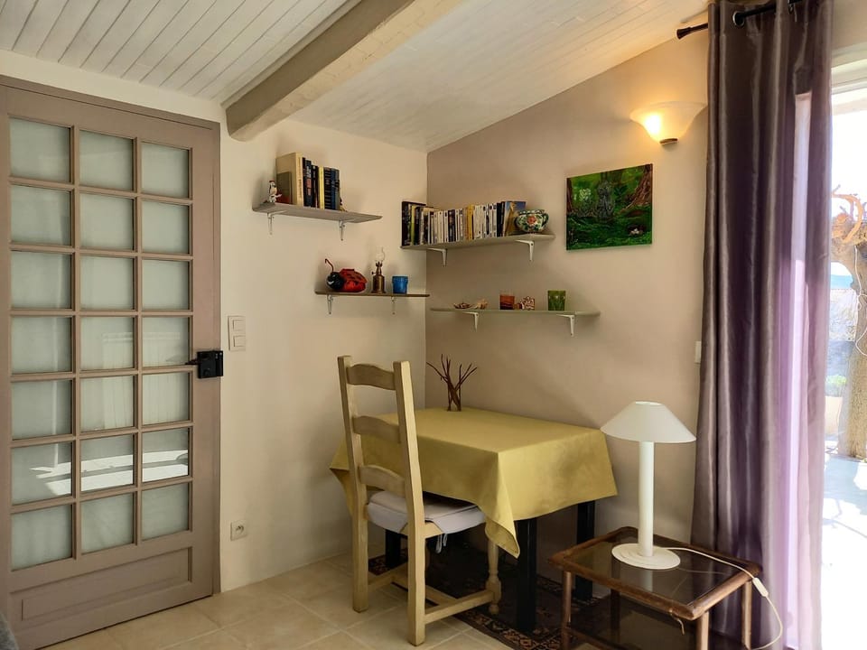 Seating area, fireplace