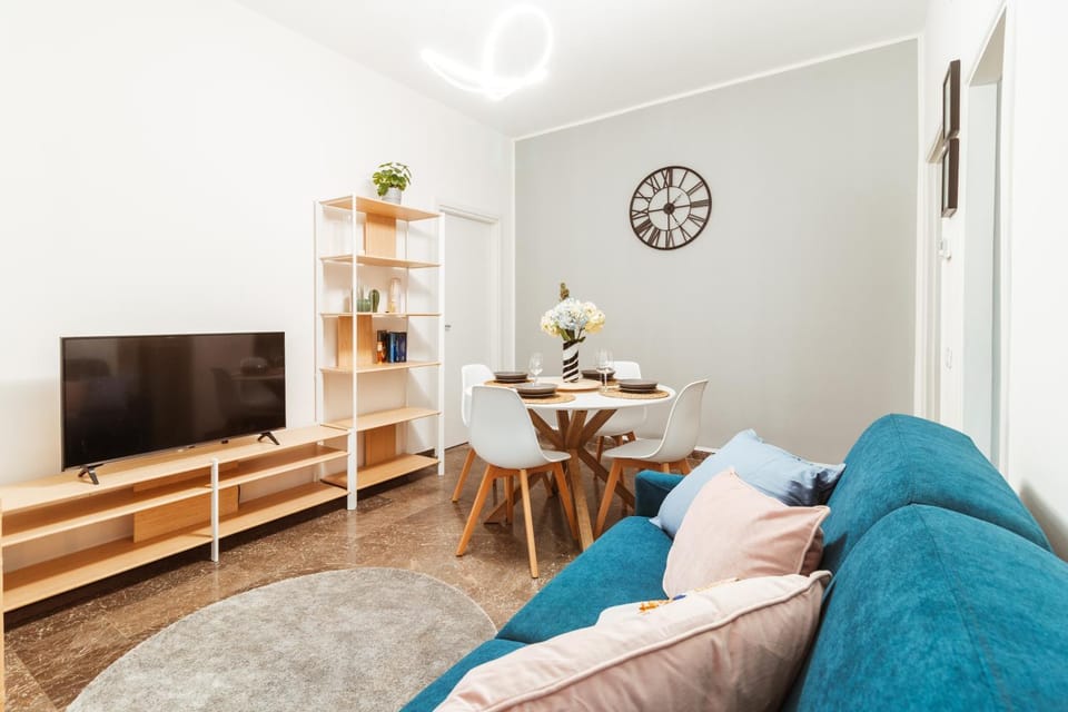 Communal lounge/ TV room, TV and multimedia, Living room, Seating area, Dining area, Evening entertainment