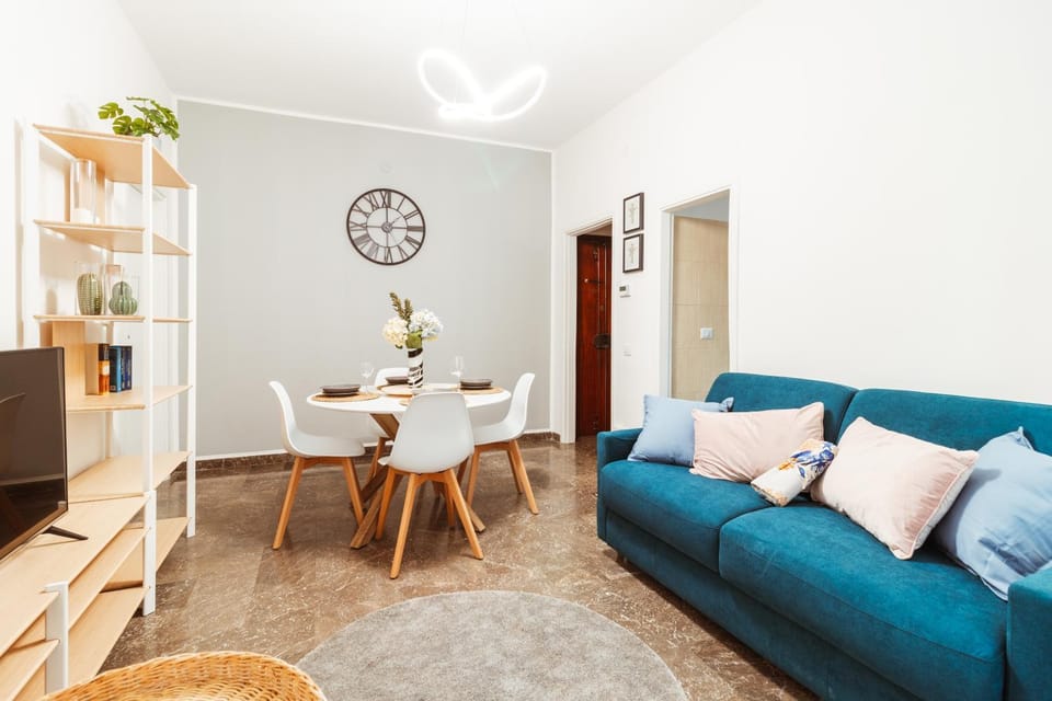 TV and multimedia, Living room, Seating area, Dining area