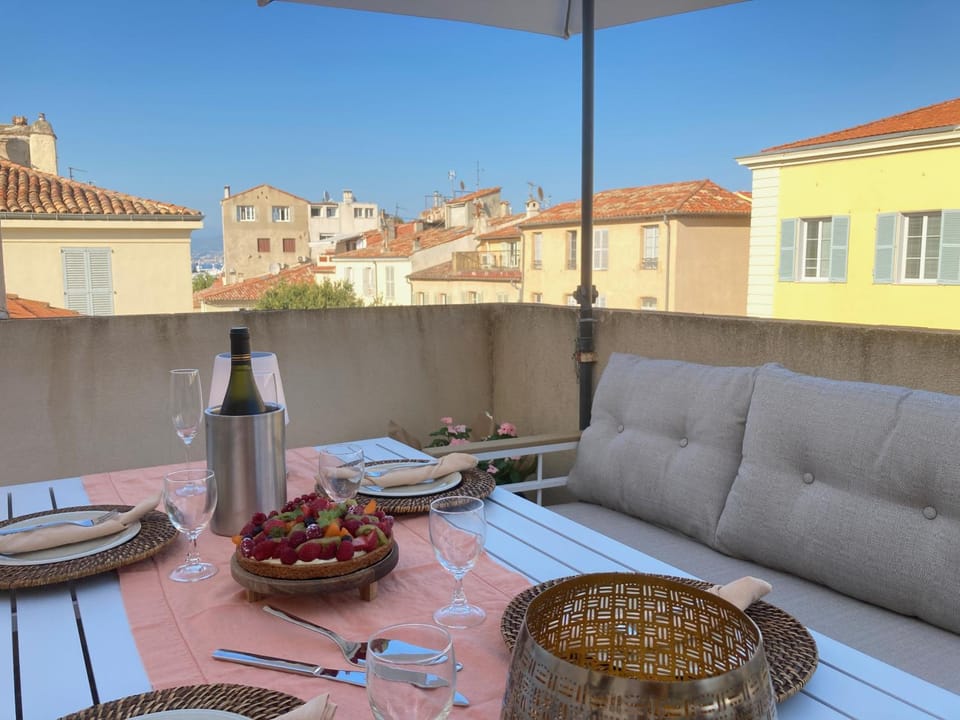 Day, View (from property/room), Balcony/Terrace, Balcony/Terrace, Seating area, Dining area, City view