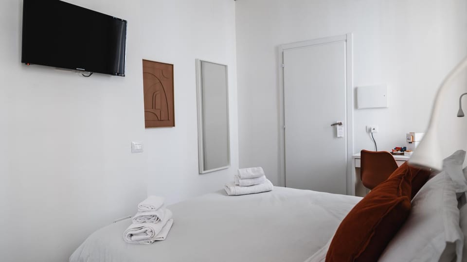 Bed, TV and multimedia, Photo of the whole room, Decorative detail, Bedroom, hair dresser