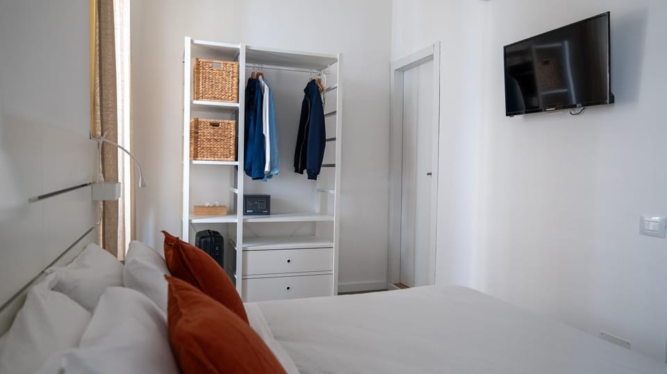 Bed, TV and multimedia, Photo of the whole room, Decorative detail, Bedroom, hair dresser, wardrobe