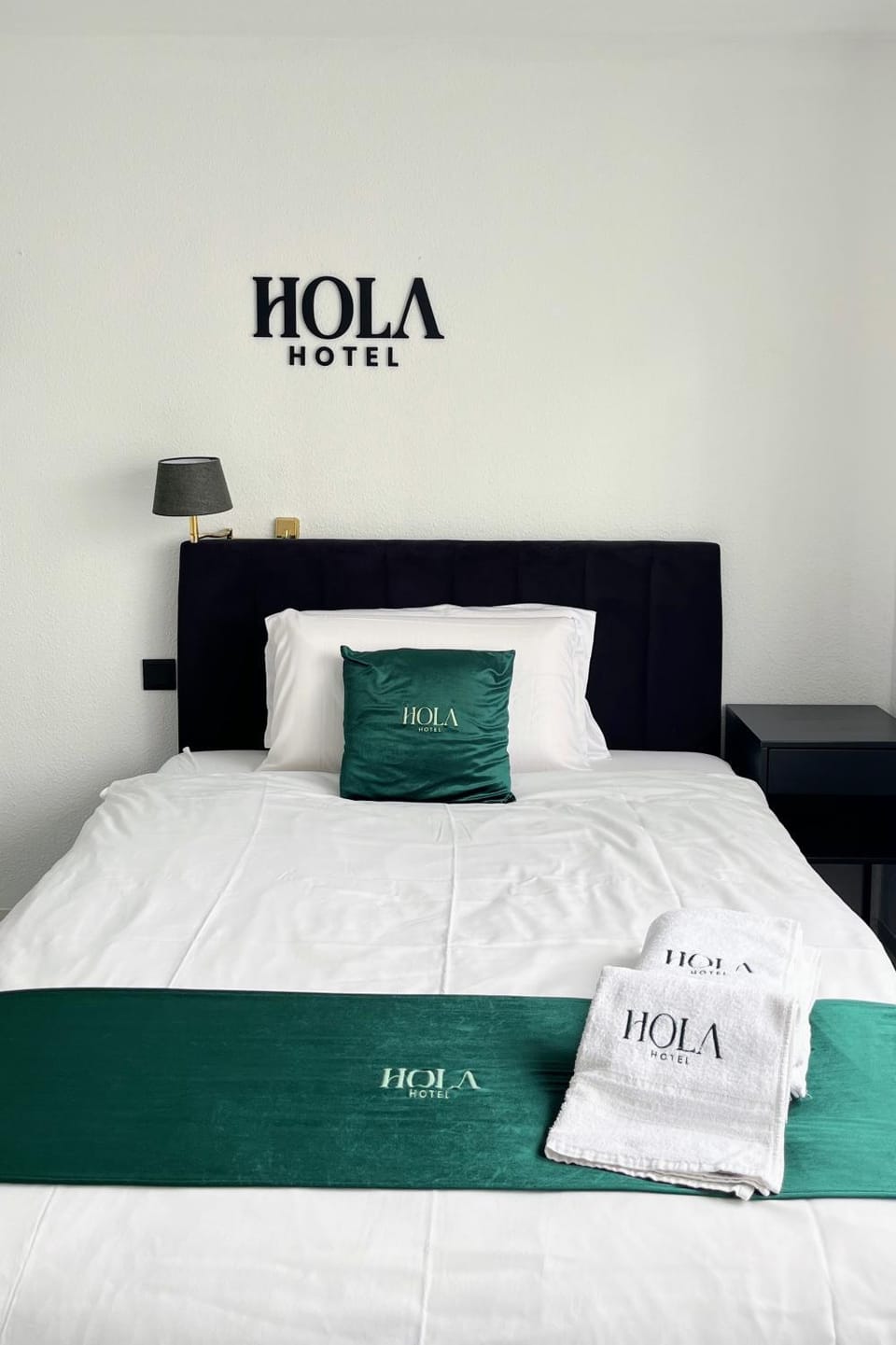 Bed, Property logo or sign, Bedroom, towels