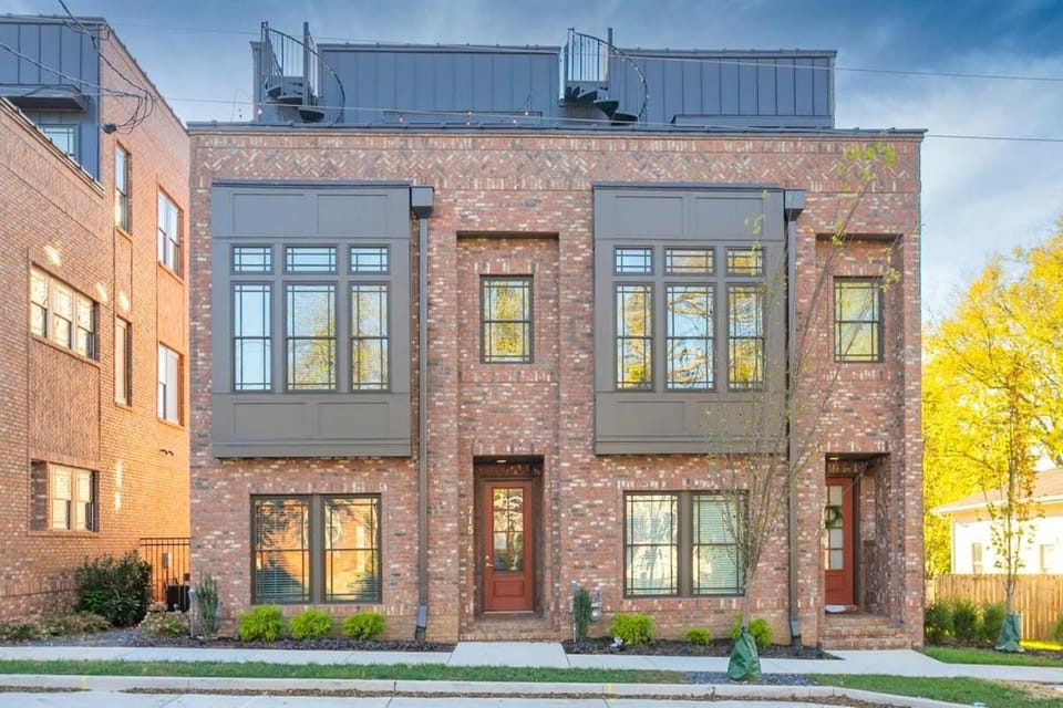 2 Miles to Broadway w Rooftop Deck Grill & Garage House in Nashville