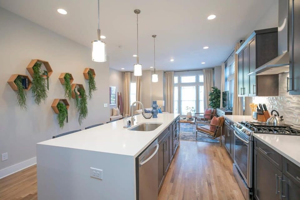 2 Miles to Broadway w Rooftop Deck Grill & Garage House in Nashville