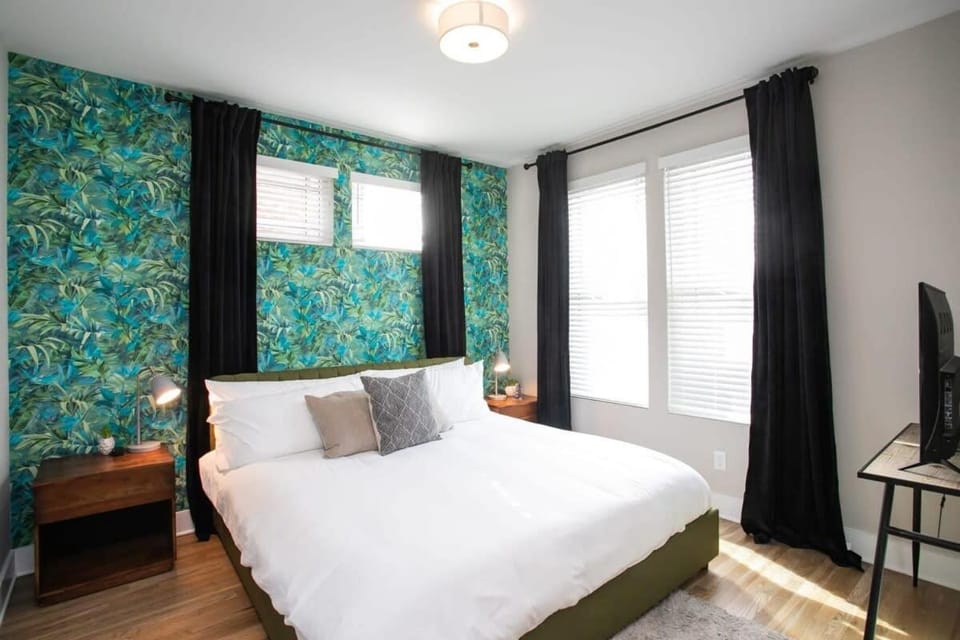 2 Miles to Broadway w Rooftop Deck Grill & Garage House in Nashville