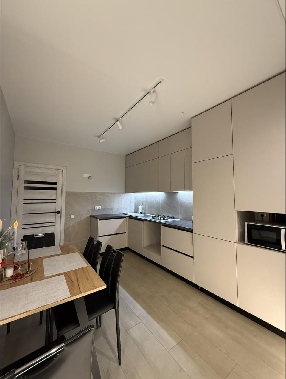 Kitchen or kitchenette, Dining area