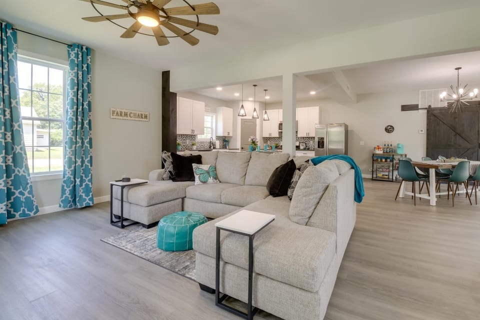 Spacious Yard, Games and Fire Pit Grove Home Rental House in Grove