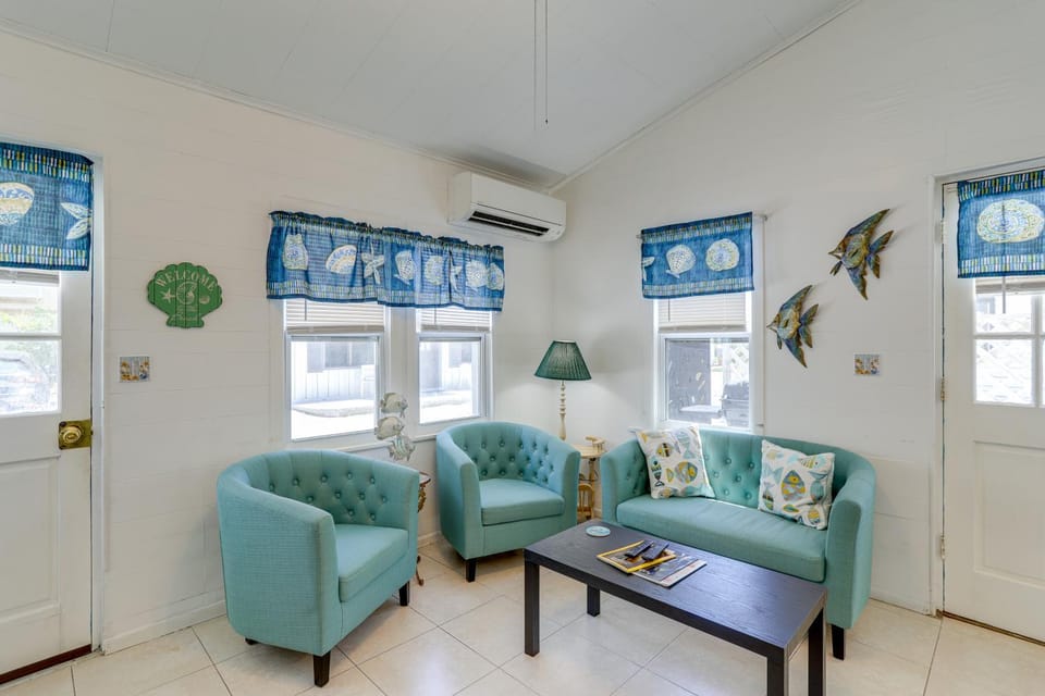 Steps to Seawall: Cozy Indian Rocks Beach Cottage House in Indian Rocks Beach