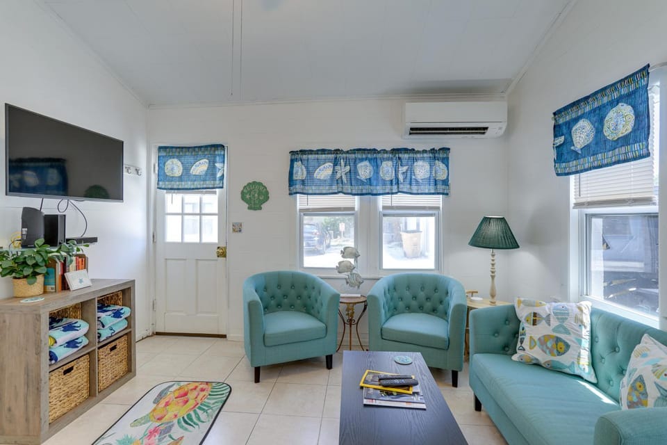 Steps to Seawall: Cozy Indian Rocks Beach Cottage House in Indian Rocks Beach