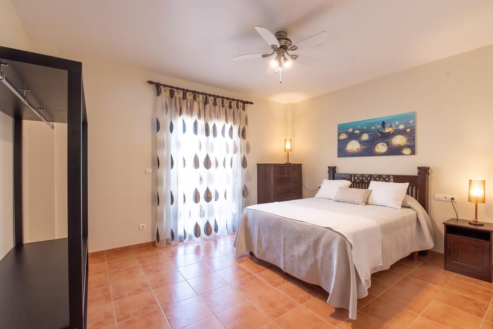 Bed, View (from property/room), Photo of the whole room, Bedroom, City view, Garden view, Lake view, Pool view, Street view, Quiet street view, Inner courtyard view, fireplace, wardrobe