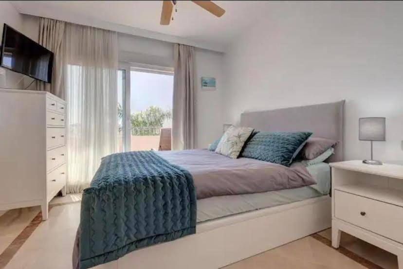 Bed, TV and multimedia, fireplace