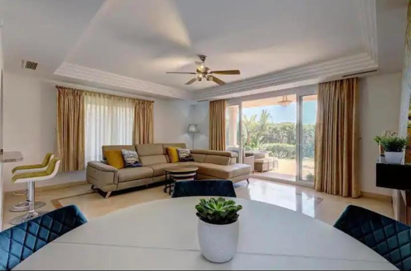 Living room, Seating area, Dining area, fireplace