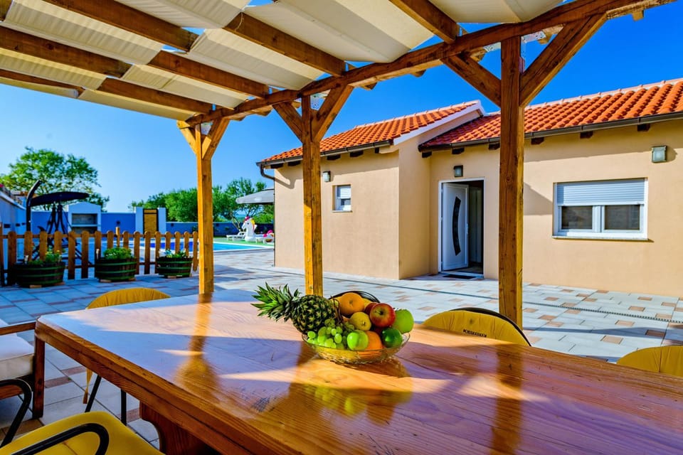 Property building, Balcony/Terrace, Dining area