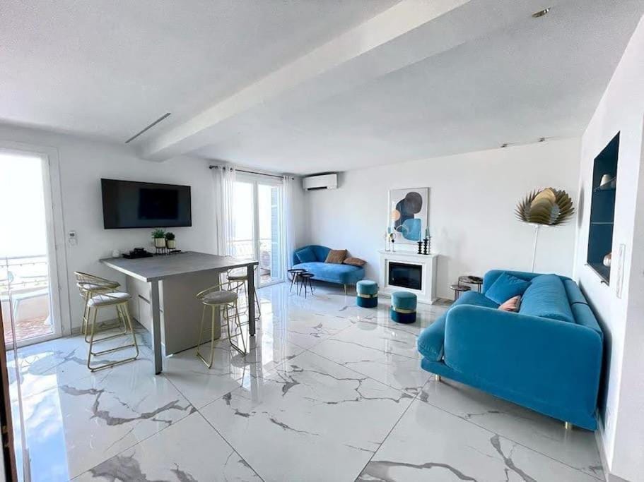 Communal lounge/ TV room, Living room, Dining area, air conditioner