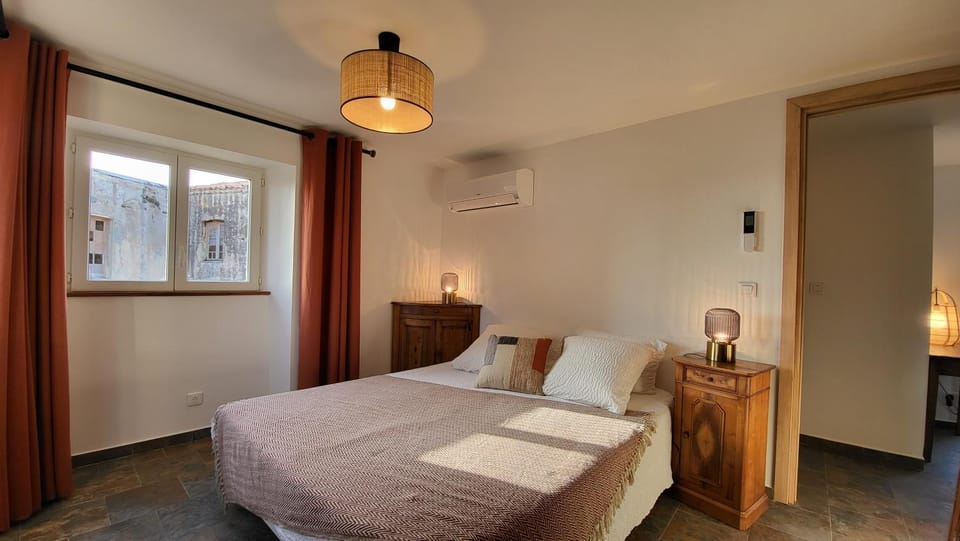 Bed, Photo of the whole room, Bedroom, air conditioner