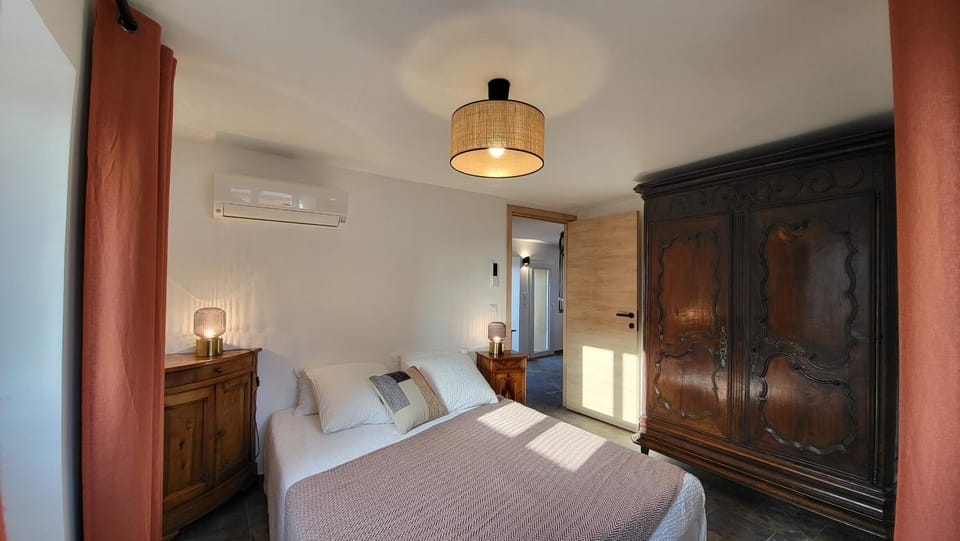 Bed, Photo of the whole room, Bedroom, internet, wardrobe, air conditioner