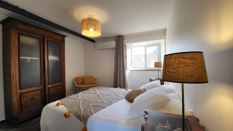 Bed, Living room, Photo of the whole room, Bedroom, air conditioner